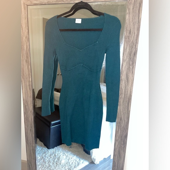 Abercrombie & Fitch Dresses & Skirts - Abercrombie & Fitch emerald green long sleeve knit bodycon mini dress